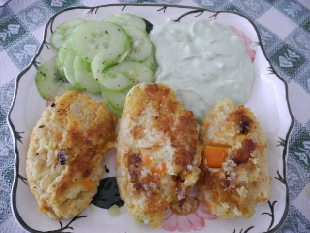 Vegan : Gemüsebratlinge mit Avocado - Joghurt - Dip und Gurkensalat - Rezept