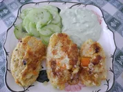 Vegan : Gemüsebratlinge mit Avocado - Joghurt - Dip und Gurkensalat - Rezept