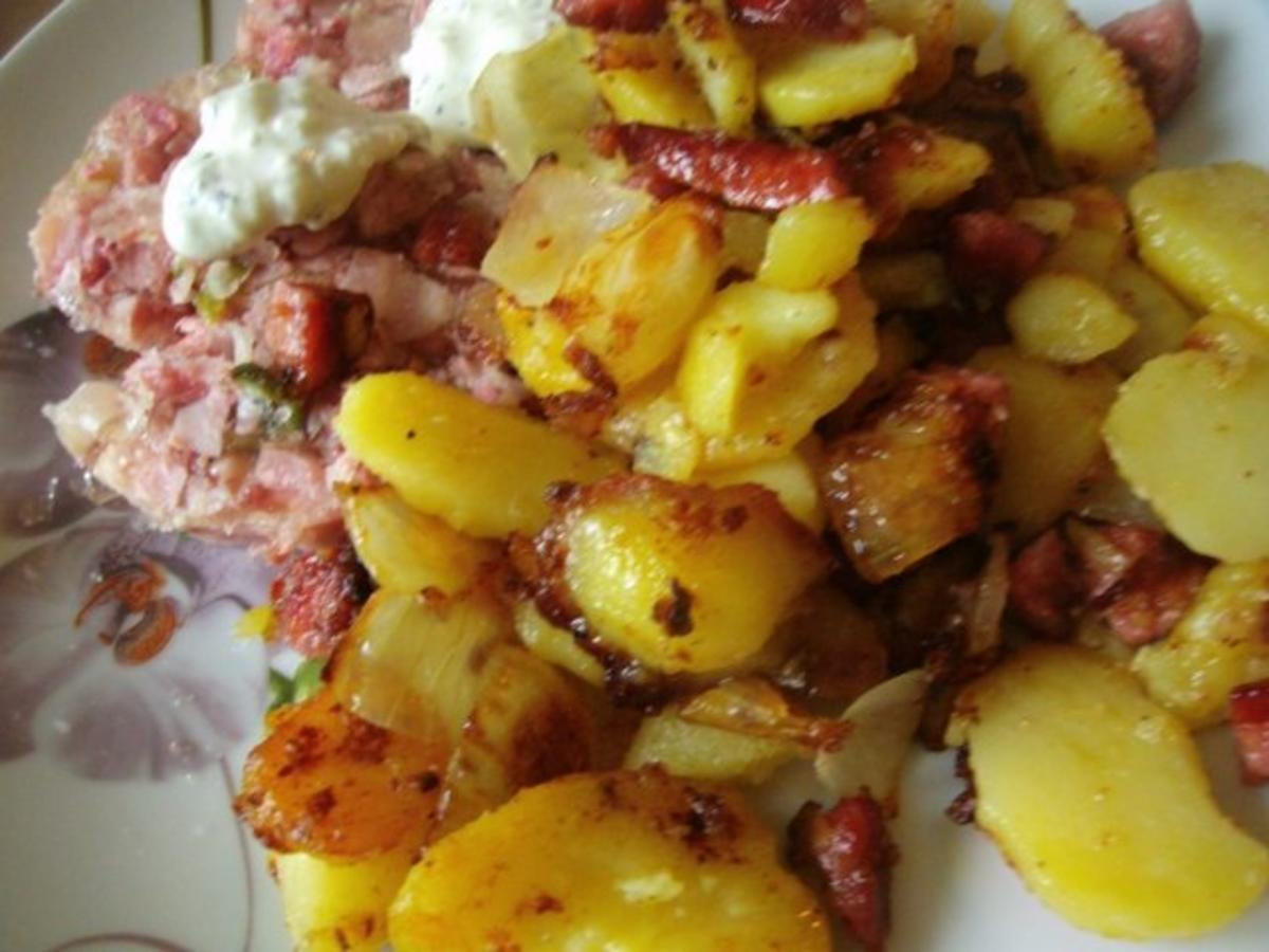 Bratkartoffeln mit Tzaziki-Remouladensoße - Rezept - kochbar.de