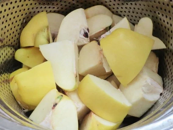 Rezept: Einmachen: Quitten-Gelee, gewürzt Bild Nr. 2 Einmachen: Quitten-Gelee, gewürzt - Rezept - Bild Nr. 2