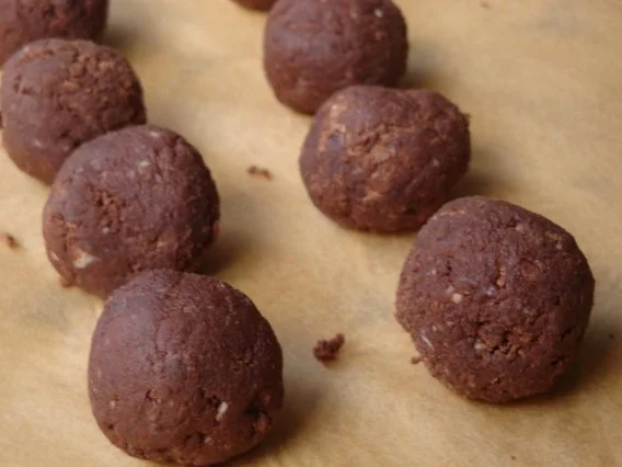 Rezept: Pralinen Trüffeln: Edler Himbeergeist in Nuss Bild Nr. 4 Pralinen Trüffeln: Edler Himbeergeist in Nuss - Rezept - Bild Nr. 4