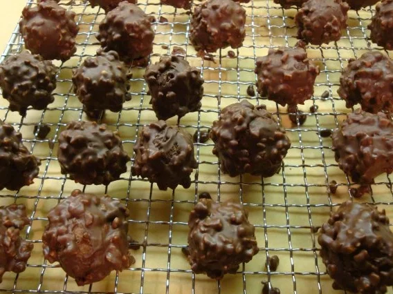 Rezept: Pralinen Trüffeln: Edler Himbeergeist in Nuss Bild Nr. 5 Pralinen Trüffeln: Edler Himbeergeist in Nuss - Rezept - Bild Nr. 5