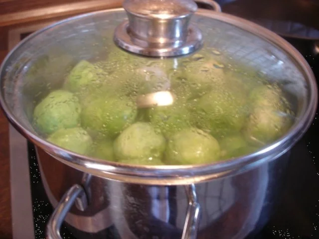 Rezept: Stielkotelett mit Rosenkohl und Kartoffelgratin Bild Nr. 10 Stielkotelett mit Rosenkohl und Kartoffelgratin - Rezept - Bild Nr. 10