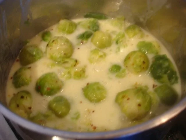 Rezept: Stielkotelett mit Rosenkohl und Kartoffelgratin Bild Nr. 12 Stielkotelett mit Rosenkohl und Kartoffelgratin - Rezept - Bild Nr. 12