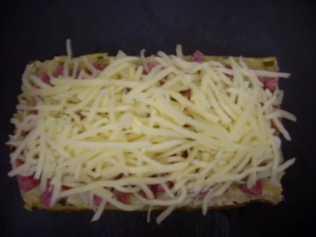 Pizza Salami "Spezial" - Rezept - Bild Nr. 4