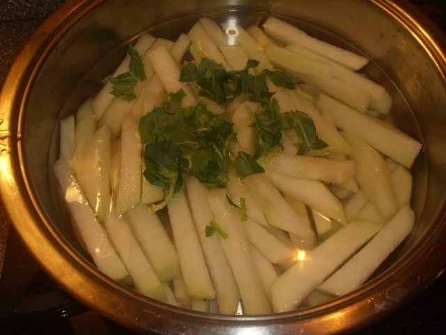 Rezept: Kohlrabigemüse mit Bratwurst und Kapü Bild Nr. 2 Kohlrabigemüse mit Bratwurst und Kapü - Rezept - Bild Nr. 2