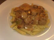 Pasta mit Bratwurstscheiben und Champignons - Rezept