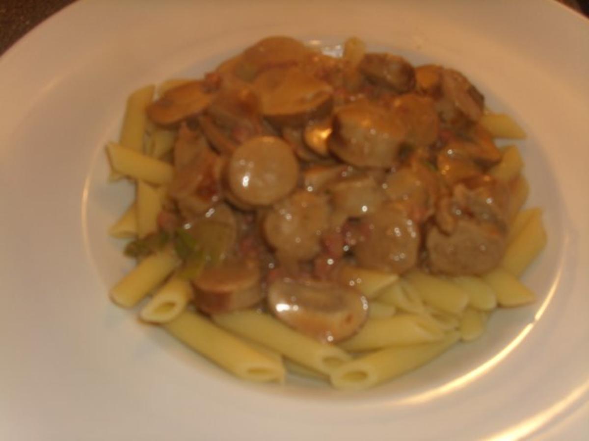 Bilder für Pasta mit Bratwurstscheiben und Champignons - Rezept