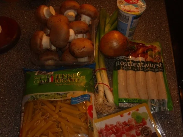 Pasta mit Bratwurstscheiben und Champignons - Rezept - Bild Nr. 2