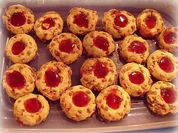 Weihnachtsplätzchen: Krokant-Häufchen mit Johannisbeergelee - Rezept