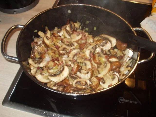 Rezept: Pilzgeschnetzeltes mit Knödelhaube Bild Nr. 4 Pilzgeschnetzeltes mit Knödelhaube - Rezept - Bild Nr. 4