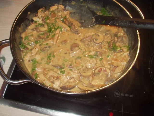 Rezept: Pilzgeschnetzeltes mit Knödelhaube Bild Nr. 9 Pilzgeschnetzeltes mit Knödelhaube - Rezept - Bild Nr. 9