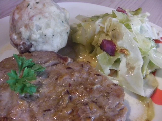 Sonntagskoteletts mit Semmelknödel und warmen Krautsalat - Rezept - Bild Nr. 2