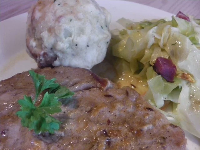 Sonntagskoteletts mit Semmelknödel und warmen Krautsalat - Rezept - Bild Nr. 16