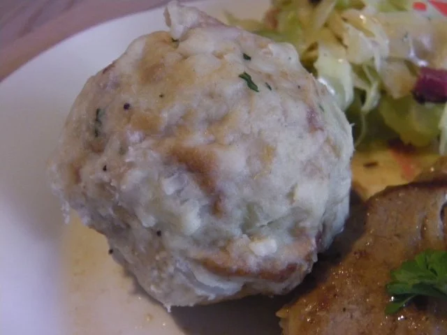 Sonntagskoteletts mit Semmelknödel und warmen Krautsalat - Rezept - Bild Nr. 4