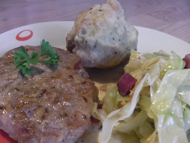 Sonntagskoteletts mit Semmelknödel und warmen Krautsalat - Rezept - Bild Nr. 17