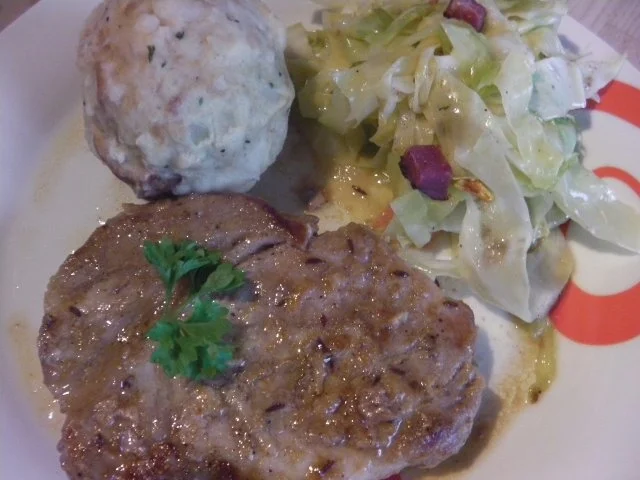 Sonntagskoteletts mit Semmelknödel und warmen Krautsalat - Rezept - Bild Nr. 3