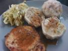 Sonntagskoteletts mit Semmelknödel und warmen Krautsalat - Rezept