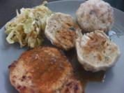 Rezept: Sonntagskoteletts mit Semmelknödel und warmen Krautsalat Sonntagskoteletts mit Semmelknödel und warmen Krautsalat - Rezept