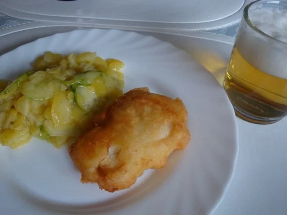 Backfisch im Bierteig mit schwäbischem Kartoffel-Gurkensalat - Rezept