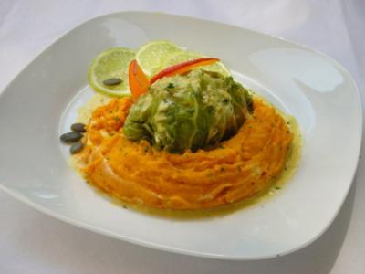 Rezept: Lachsforelle im Wirsingmantel mit Kürbis-Ingwerpüree und Limettensauce Lachsforelle im Wirsingmantel mit Kürbis-Ingwerpüree und Limettensauce - Rezept