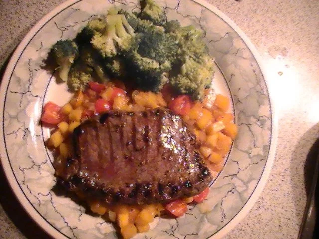 Rezept: Rindersteak mit Mangoragout und Brokkoli Rindersteak mit Mangoragout und Brokkoli - Rezept