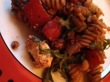 Nudelsalat mit Kürbis,geröstetem Mais und karamellisierter Paprika - Rezept