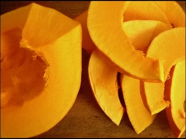 Hokkaido und Kartoffeln gebacken ...mit scharfer Kürbissoße - Rezept - Bild Nr. 2