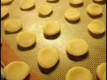 Rezept: Schokoladen-Kirsch-Küsschen Bild Nr. 4 Schokoladen-Kirsch-Küsschen - Rezept - Bild Nr. 4