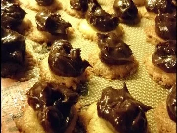 Rezept: Schokoladen-Kirsch-Küsschen Bild Nr. 11 Schokoladen-Kirsch-Küsschen - Rezept - Bild Nr. 11