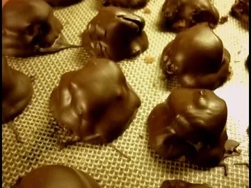 Rezept: Schokoladen-Kirsch-Küsschen Bild Nr. 14 Schokoladen-Kirsch-Küsschen - Rezept - Bild Nr. 14