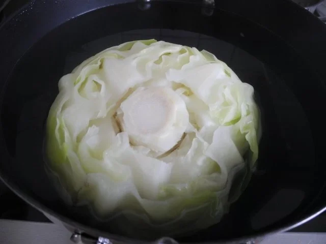 Vegan : Kohlrouladen mit Füllung an Kastaniensoße - Rezept - Bild Nr. 3