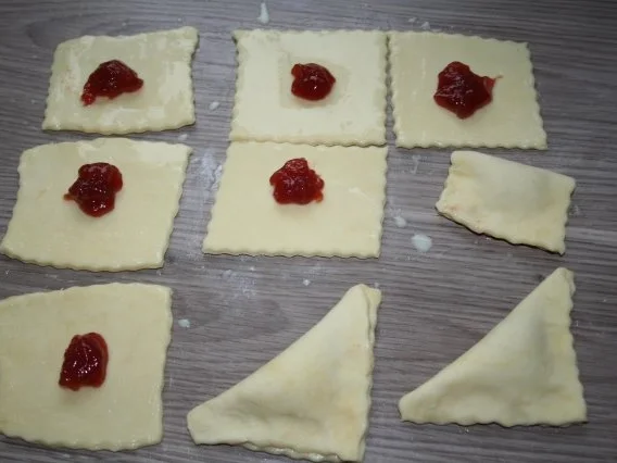 Rezept: Saure Sahne Plätzchen a la Oma Edith Bild Nr. 2 Saure Sahne Plätzchen a la Oma Edith - Rezept - Bild Nr. 2