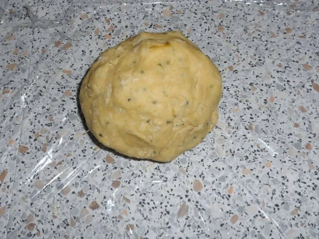 Feta-Trauben-Tarte mit Schwarzkümmel und karamellisierten Zwiebeln - Rezept - Bild Nr. 3