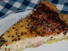 Feta-Trauben-Tarte mit Schwarzkümmel und karamellisierten Zwiebeln - Rezept