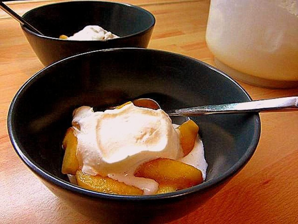 Vanille-Sahne-Creme mit karamelisierten Apfelspalten - Rezept