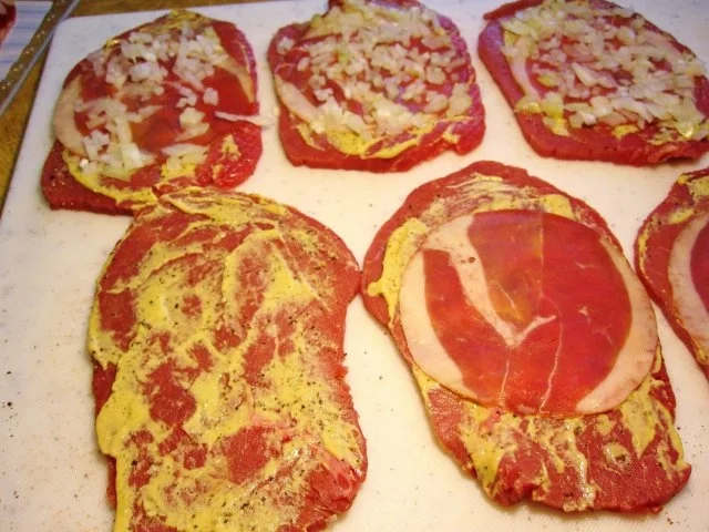 Kleine Rouladen aus Minutensteaks ... - Rezept - Bild Nr. 2