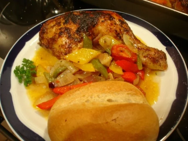 Hähnchenschenkel auf Gemüsebett - Rezept