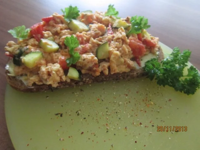 Rührei mit Zucchini und Tomate - Rezept