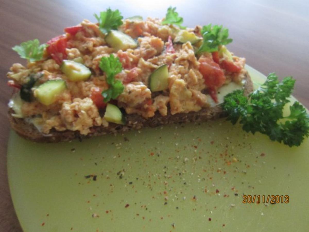 Rührei mit Zucchini und Tomate - Rezept - kochbar.de