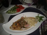 Schweinelendchen mit Waldpilzrahmsoße, Spätzle und Serviettenknödel - Rezept