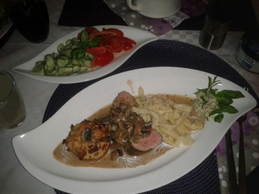 Schweinelendchen mit Waldpilzrahmsoße, Spätzle und Serviettenknödel ...