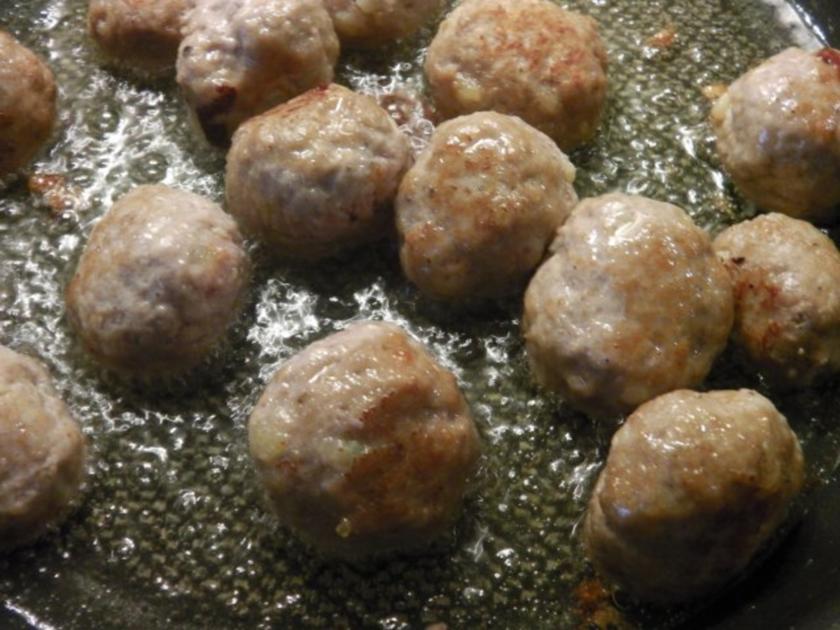 Schwedische Fleischbällchen in Sahnesoße - Svenske Köttbullar i ...