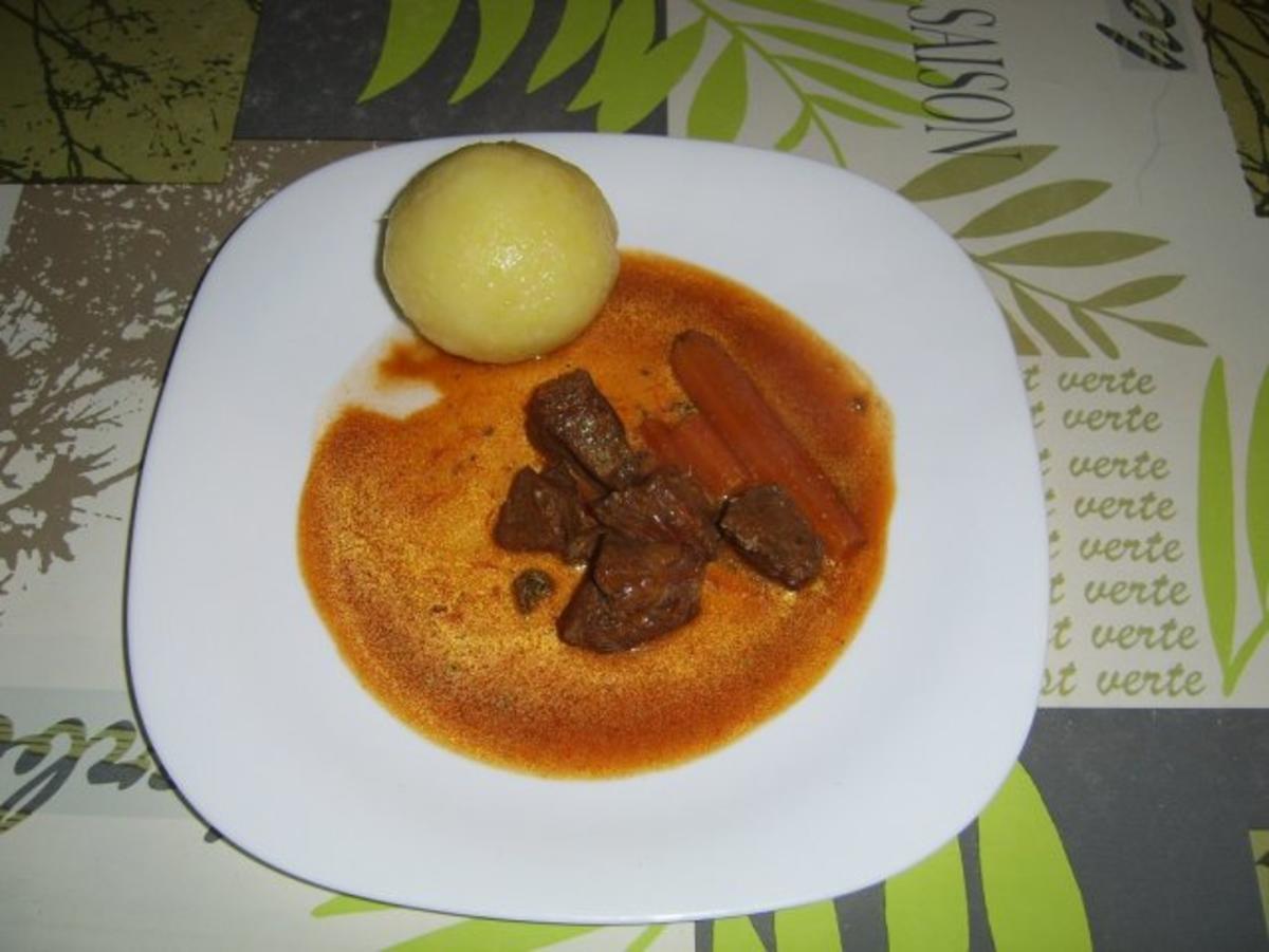 Bilder für Kalbssahnegulasch Kalb in passierter Paprika Sahnesoße mit Waldpilznote - Rezept