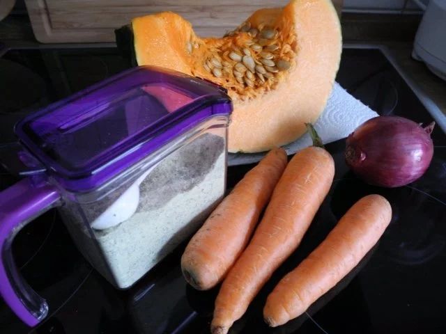 Vegan : Kürbis - Suppe mit Kokos-Brotwürfelchen und Kürbiskernen - Rezept - Bild Nr. 2