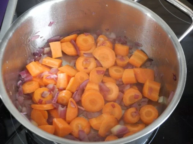 Vegan : Kürbis - Suppe mit Kokos-Brotwürfelchen und Kürbiskernen - Rezept - Bild Nr. 7