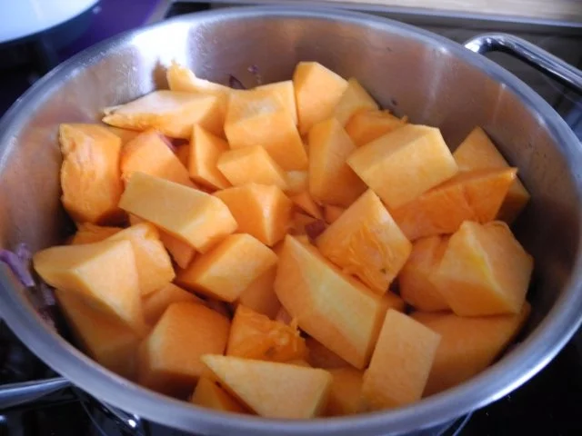 Vegan : Kürbis - Suppe mit Kokos-Brotwürfelchen und Kürbiskernen - Rezept - Bild Nr. 8