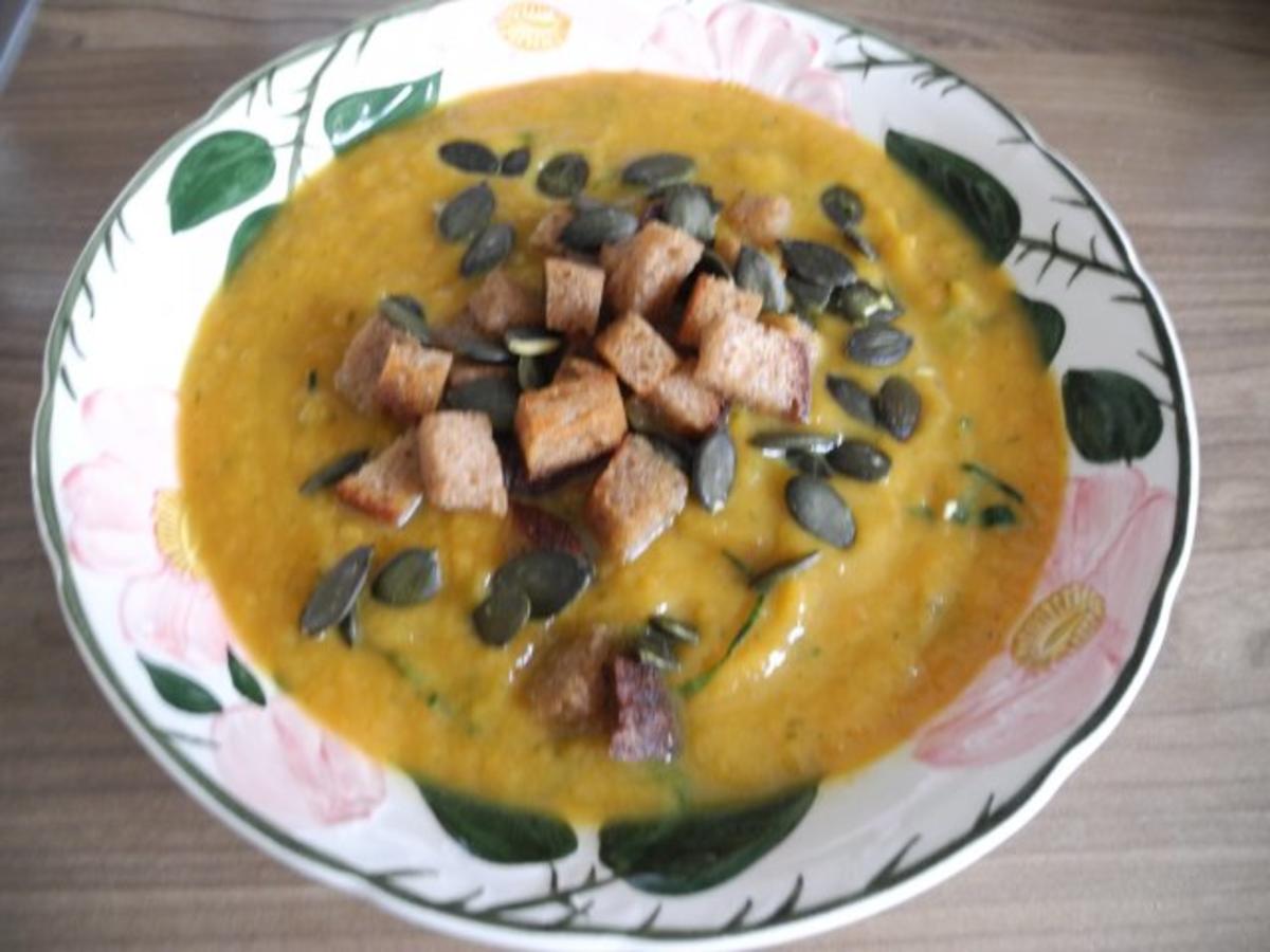 Vegan : Kürbis - Suppe mit Kokos-Brotwürfelchen und Kürbiskernen - Rezept