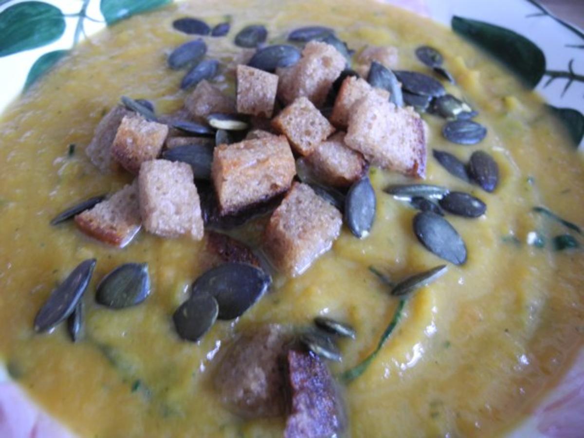 Vegan : Kürbis - Suppe mit Kokos-Brotwürfelchen und Kürbiskernen - Rezept - Bild Nr. 19