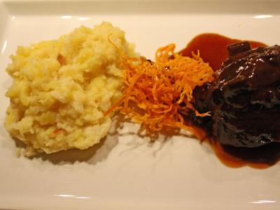 Rezept: Ochsenbäckchen mit getrüffeltem Kartoffel-Sellerie-Stampf und Karottenstroh Ochsenbäckchen mit getrüffeltem Kartoffel-Sellerie-Stampf und Karottenstroh - Rezept
